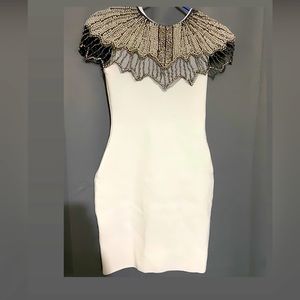 New. Beautiful dress with a black and white pearl neckline. stretchy
.